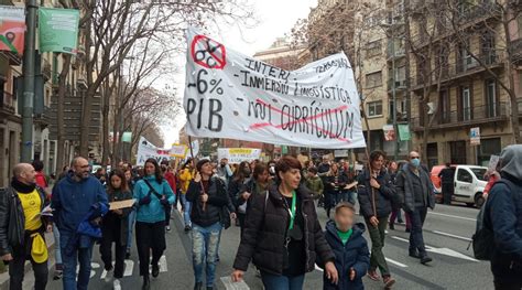 Els docents surten al carrer Ens estem jugant el futur de leducació