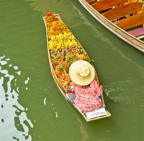 Damnoen Saduak Floating Market — Stock Photo © Deerphoto #124880206