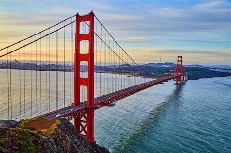 El icónico puente golden gate de san francisco durante el amanecer