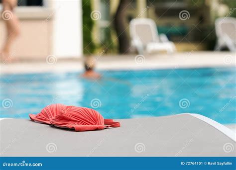 Une Jeune Femme Blonde Dans Une Piscine Avec Le Bikini Rouge Est Partie Par La Piscine Image