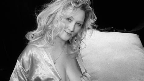 Hot Blonde Babe Lady La Perle Unveils Her Big Boobies 16 Photos