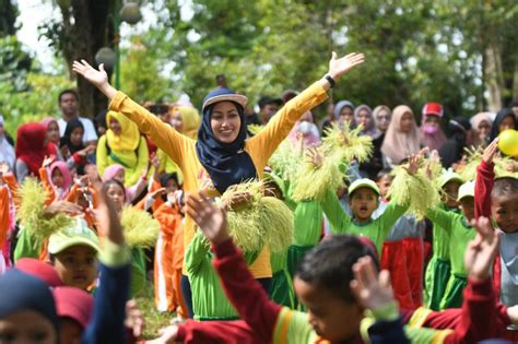 Padati Halaman Kantor Bupati Siswa Tk Ikut Lomba Kreativitas