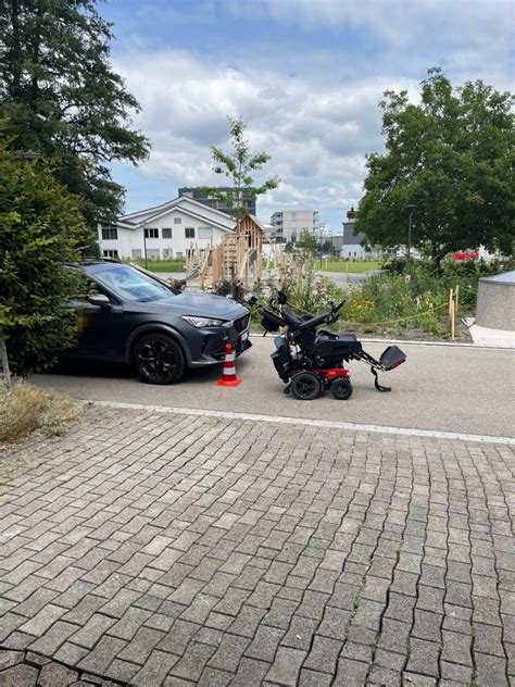 Uzwil Sg Rollstuhlfahrer Bei Unfall Mit Auto Verletzt