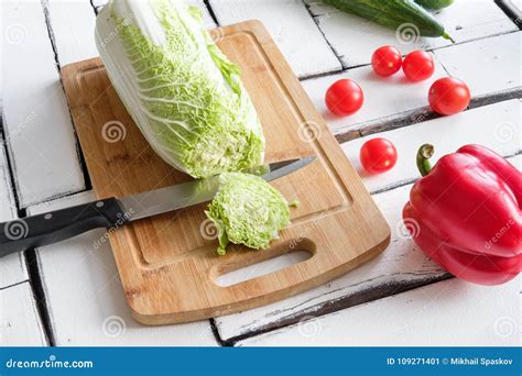 Las Verduras Mienten En Una Tabla En Una Tajadera Imagen De Archivo