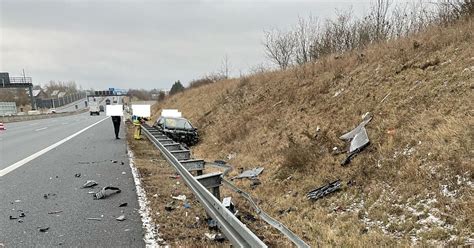 A Bei Bamberg Auto Kommt Von Der Fahrbahn Ab Und Berschl Gt Sich