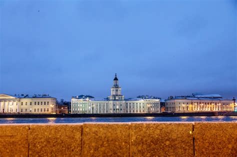 Una Vista Del Edificio Desde El Puente Foto Premium