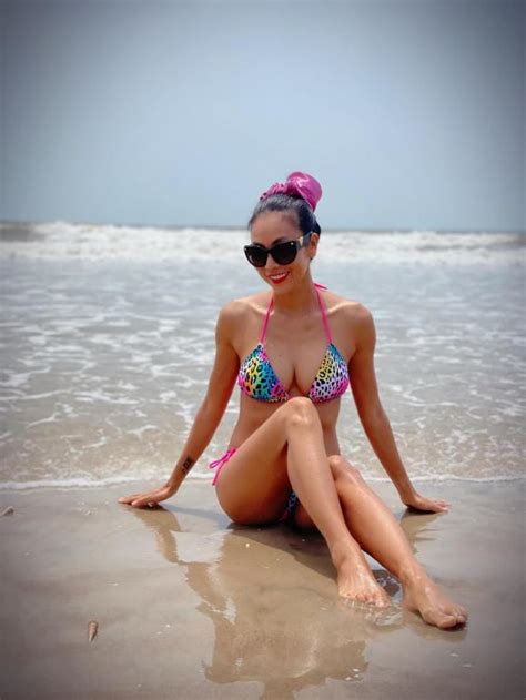 Kh Nh Ng C Di N Bikini Khoe V Ng M T G I C M T Nh T B N B N Trai Vi T Ki U Trong Chuy N Du L Ch