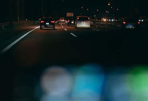 運転席から見る夜の高速道路の写真素材 ぱくたそ