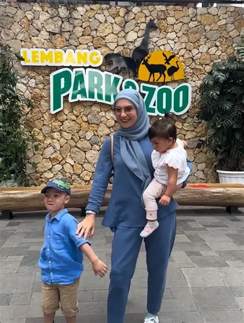 8 Gaya Irish Bella Momong Anak Pergi Ke Kebun Binatang Hingga Naik