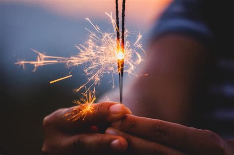 Mujer Sosteniendo Y Jugando Con Bengalas De Fuego En El Festival En El