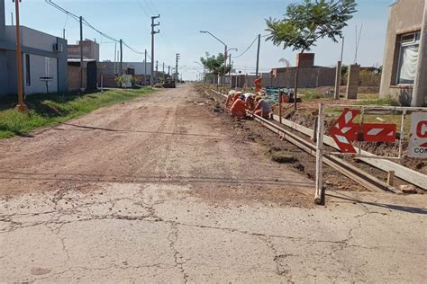 San Carlos Sud continúan las obras de cordón cuneta sobre calle