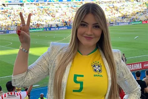 Wags Brasil Anna Mariana Pakai Jersey Ketat Di Stadion Pendukung Setia