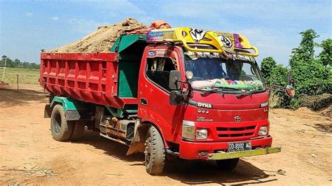 Dump Truk Mobil Truk Toyota Dyna Jomplang Full Muatan Tanah Timbunan