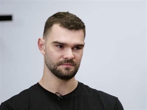 Isaac Humphries exjugador de la NBA cuenta ante todo su equipo que es gay y que llegó a pensar