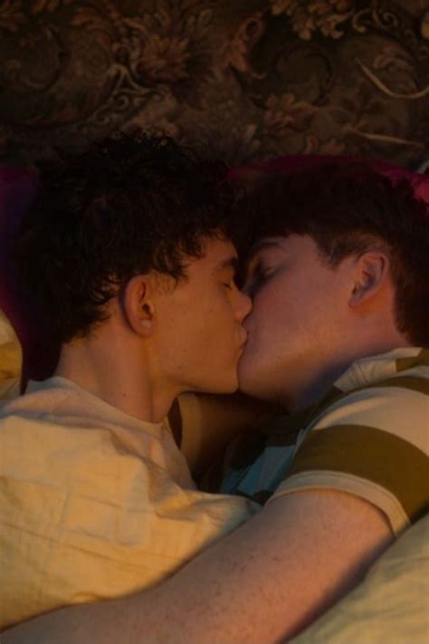 Nick A D Charlie Kiss In Bed Heartstopper Season 2 Episode 4 TV Fanatic