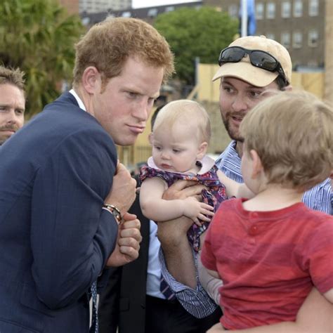 El Príncipe Harry Bromea Con Un Niño Durante Su Visita A Australia La