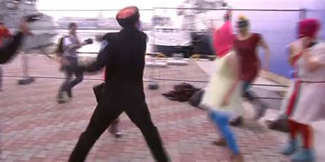 Sotchi les Pussy Riot molestées par des milices cosaques