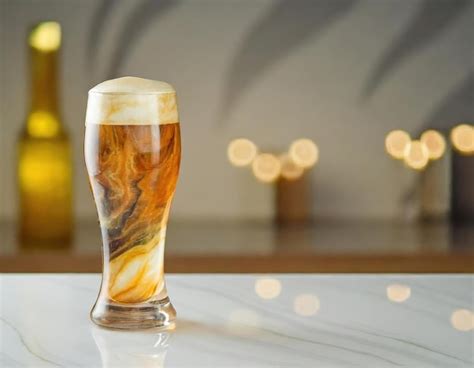 Elegante Vaso Con Cerveza En El Mostrador Del Bar Imagen Premium