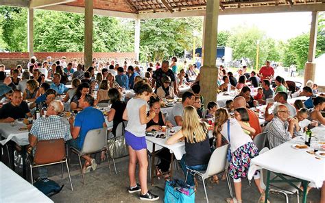 Écoles publiques Record d affluence au repas de la kermesse Le