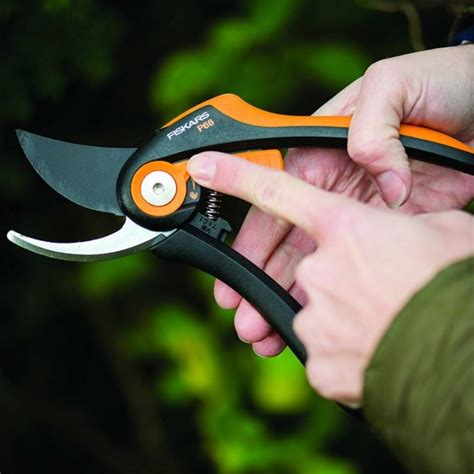FISKARS P68 SmartFit metszőolló | Pécsi Agroker Kft.