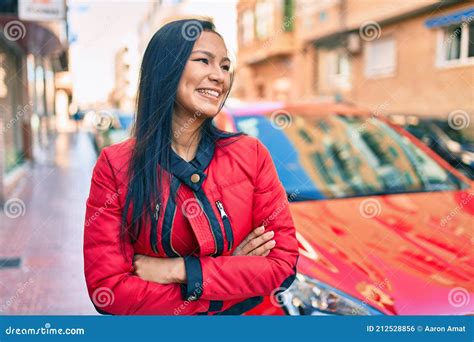 Joven Latina Sonriendo Feliz Caminando En La Ciudad Foto De Archivo Imagen De Feliz Sano