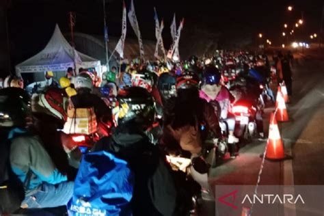 Pemudik Gunakan Sepeda Motor Padati Jalan Arteri Karawang Hingga Jalur