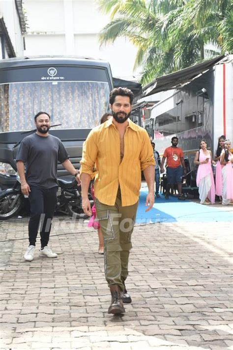 Varun Dhawan Snapped Shooting For Their Upcoming Film Bhediya Photo