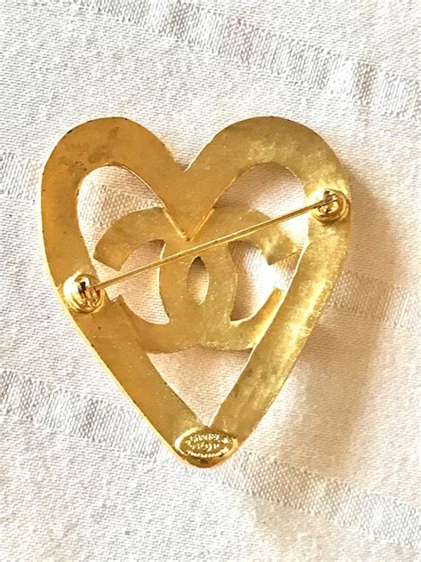 Vintage Chanel Outlined Gold Tone Heart Brooch With C Gem