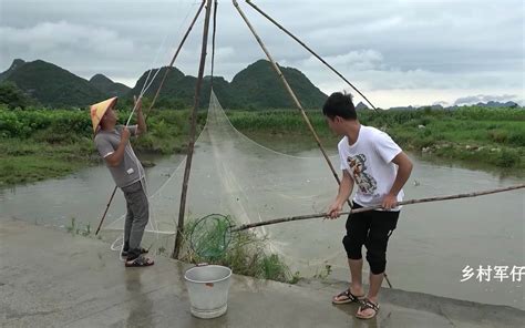 一夜大雨引发洪水，小伙自制大网抓鱼，收获还真不少哔哩哔哩bilibili