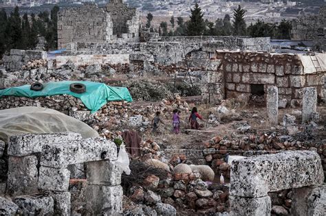 Displaced Syrians live in ancient ruins - Photo 8 - Pictures - CBS News