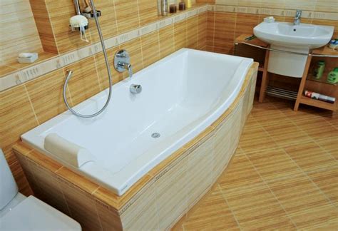 Чем приклеить керамическую плитку к акриловой ванне