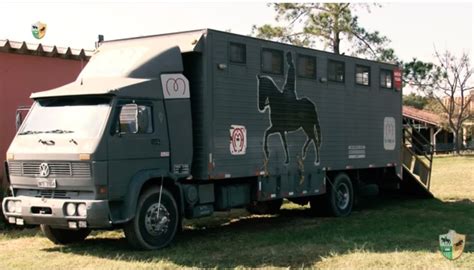 O Caminh O Para Transportar Seu Cavalo Cavalus