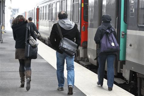 SNCF Une Voiture Menace De Tomber Sur Les Voies Et Interrompt La