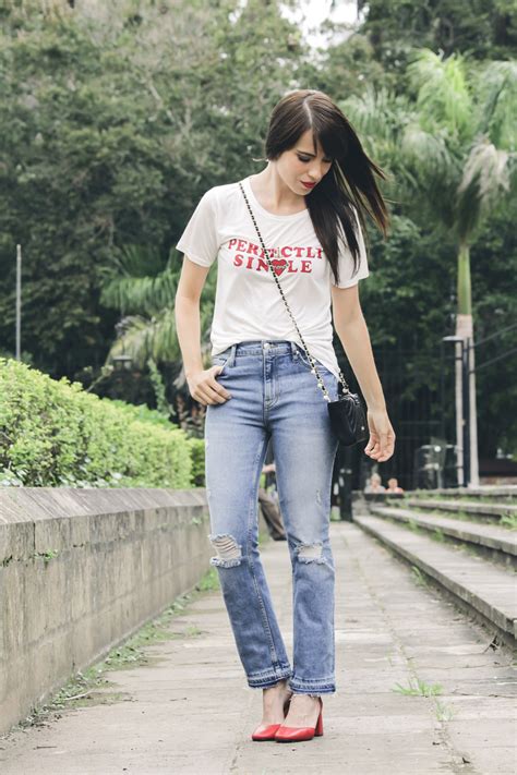 Zapatos Rojos De Vestir En Look Casual Con Jeans Y Camiseta