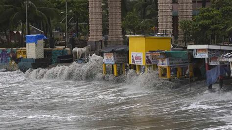 Poderosas Olas Arrastran A Varias Personas En La India