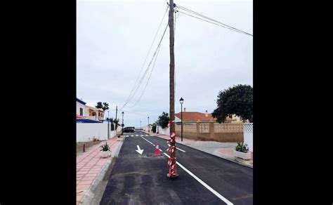 Un poste eléctrico en mitad de la carretera enciende los ánimos de