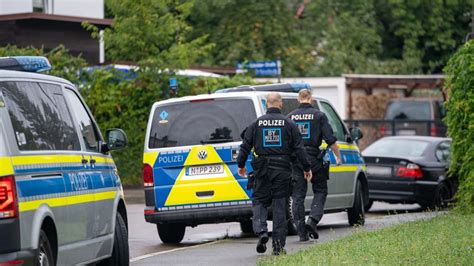 Bayern Mann auf offener Straße in Schwabach erstochen Täter flüchtig