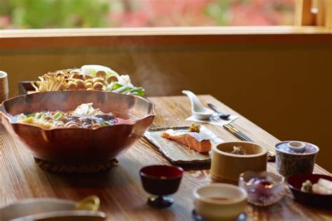 Autumn dining experiences and tea ceremony under autumn foliage in Kyoto