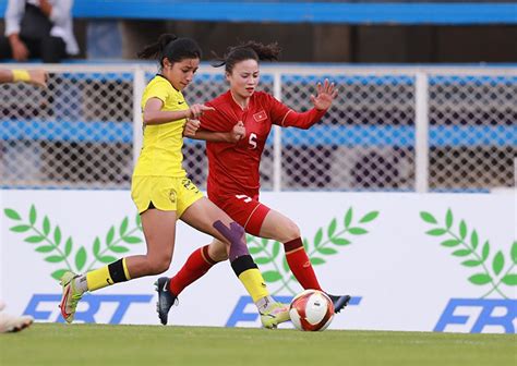 Huỳnh Như nhảy múa làm khổ hàng thủ Malaysia hot girl Hoàng Thị Loan tỏa sáng