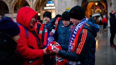 Man Utd U S Join Fans Handing Out Scarves In Munich Manchester United