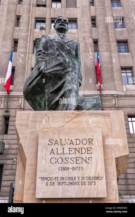 Salvador Allende Gossens-Statue, Santiago, Chile Stock Photo - Alamy