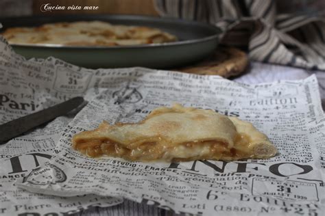 Focaccia Con Formaggio E Cipolle Caramellate Cucina Vista Mare