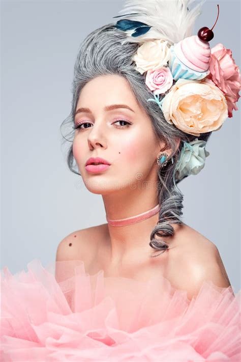 Mooie Blonde Vrouw Met Een Cake Zoete Sexy Dame Uitstekende Stijl De Foto Van De Manier Stock