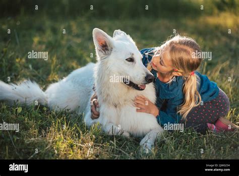 Jolie Fille Blonde Et Son Chien Banque De Photographies Et Dimages Haute R Solution Alamy