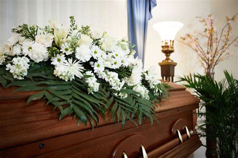 9147 - Closed Casket with Flowers