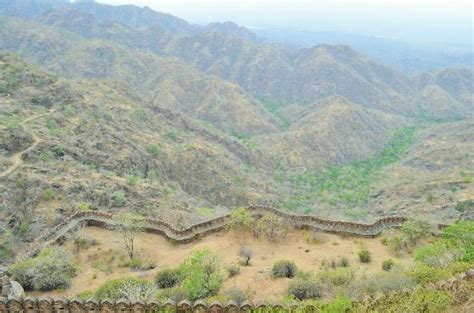 Surrounding Aravali hills and the fort wall running through - Picture ...