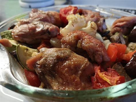 Куриные бедра запеченные в духовке с овощами – вкусно, просто и полезно ...