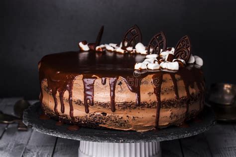 Torta De Chocolate Deliciosa En La Placa Blanca En Fondo De Madera De