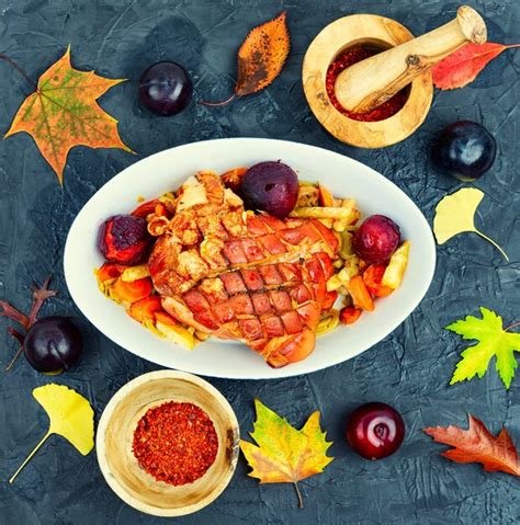 Свиная лопатка, запеченная с овощами и сливами | Премиум Фото