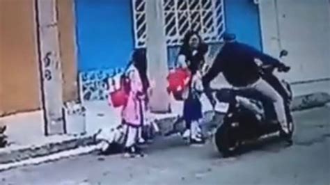 Sujeto En Moto Intenta Robarse A Una Niña En Ecatepec Video Unotv